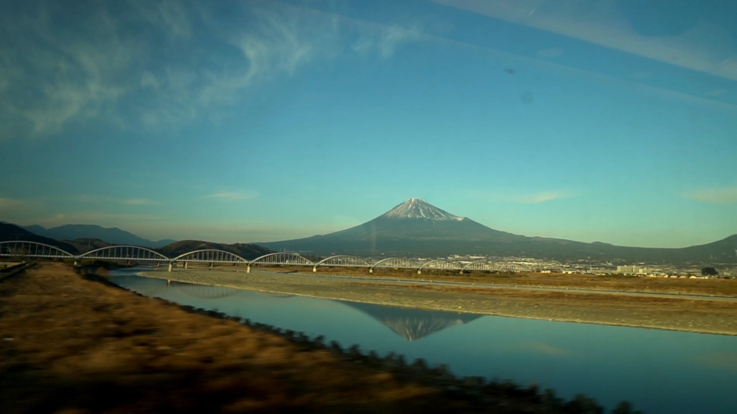 Le mont Fuji vu d'un train en marche