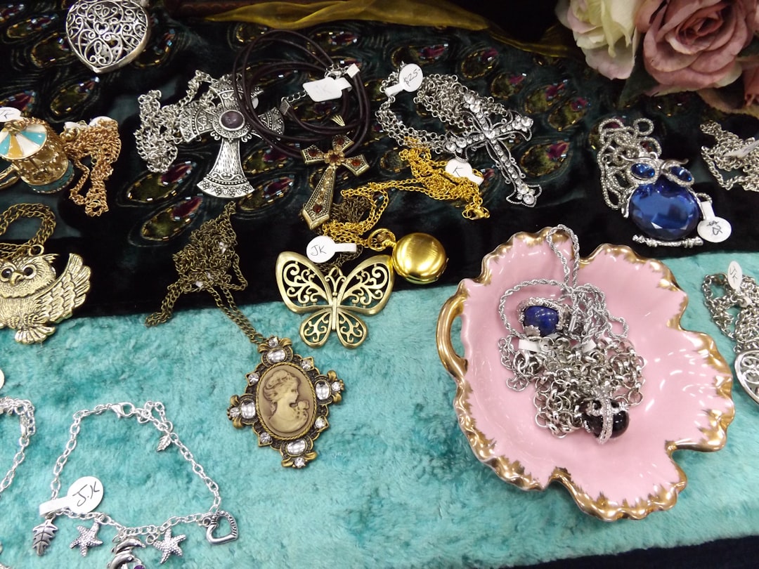 Entdecken Sie atemberaubende Schnäppchen: Gerichtlich versteigerter Schmuck zu unschlagbaren Preisen