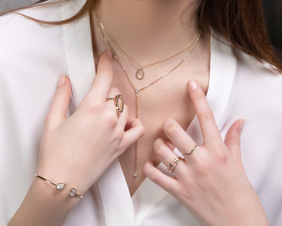 Découvrez des affaires incroyables : bijoux vendus aux enchères judiciaires à des prix imbattables