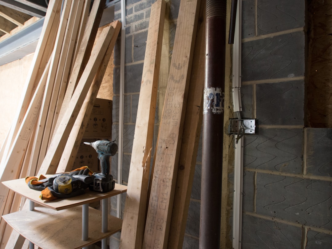 ¿Vas a encerar madera en casa? Descubre por qué los profesionales pueden ser más baratos