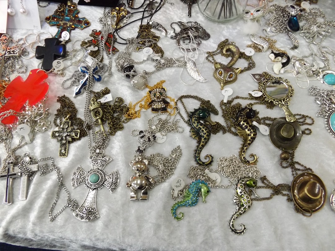 Una guida completa per acquistare e vendere gioielli usati